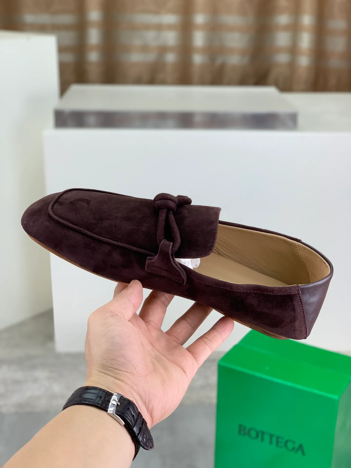 Factory price P760💰Top quality (genuine leather outsole series)💎💎💎 BOTTEGA VENETA official website synchronizes the latest model, top version of the highest version of BV business leather shoes in the market, accept material comparison, shoe type comparison, process comparison, practical and texture, versatile, suitable for any occasion, the more you look at it, the more flavorful it becomes. Pure hand-woven craftsmanship - upper material, imported original hand-woven calfskin - high-quality water-dyed sheepskin lining - original private model custom-made hand-made leather outsole -Size: female 35-39 (34 40 customized) male 39-44 (38 45 customized) Comes with original BV green box, complete packaging.
